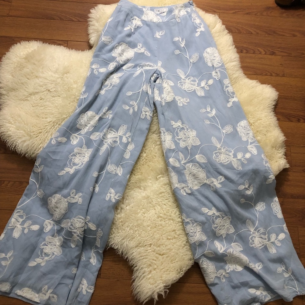 🍄 3 for $15 Blue embroidered light weight pants